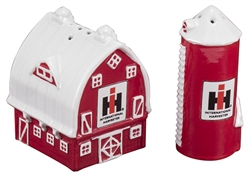 IH Salt and Pepper set: Barn and Silo