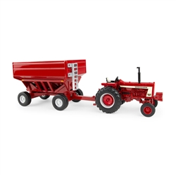 1:32 Farmall 806 Tractor with Gravity Wagon